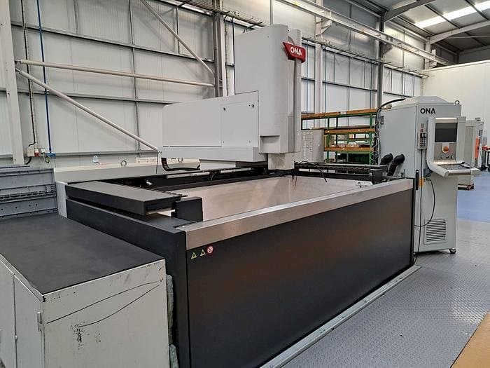 Masina ONA QX8 B1 L eestvaade