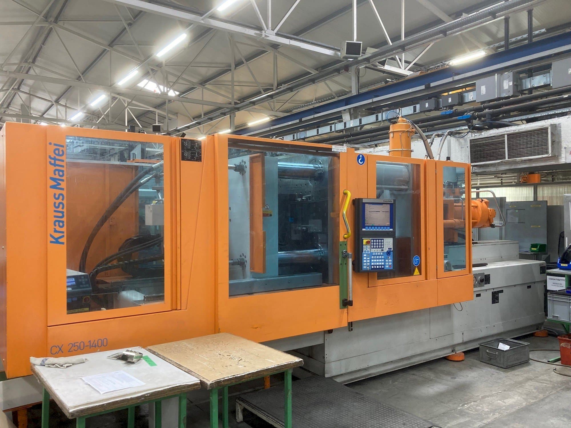 Masina Krauss Maffei KM 250-400 CX eestvaade