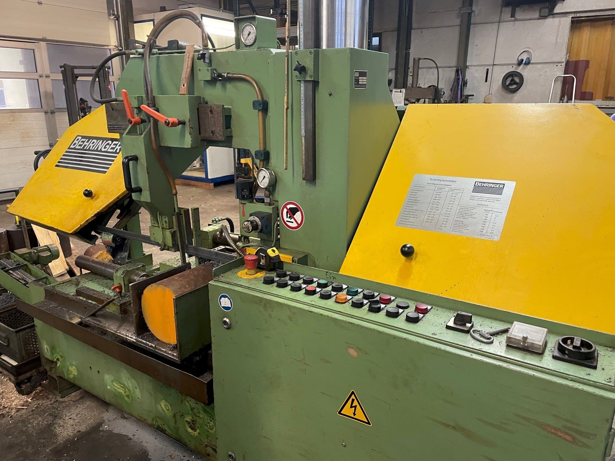 Masina Behringer HBP 400 A eestvaade