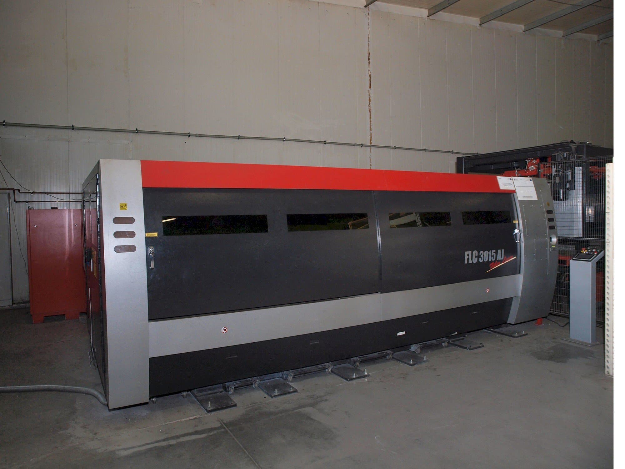 Masina AMADA LC-3015 AJ 2kW Fiber laser eestvaade