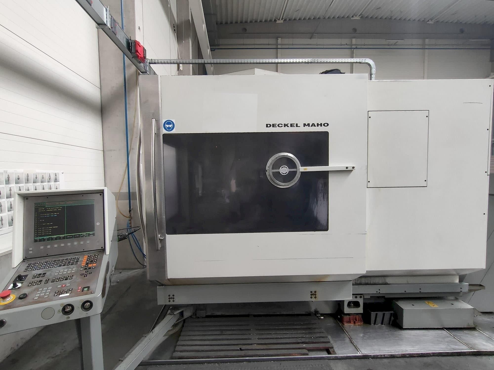 Masina DECKEL MAHO DMU 60P eestvaade