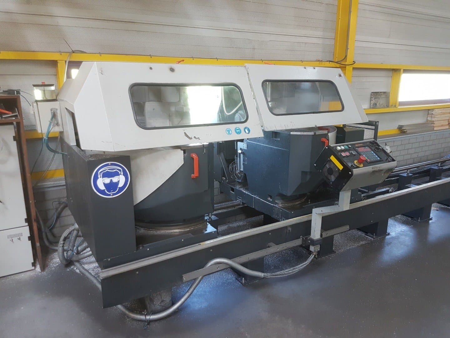 Masina Elumatec DG 244 eestvaade