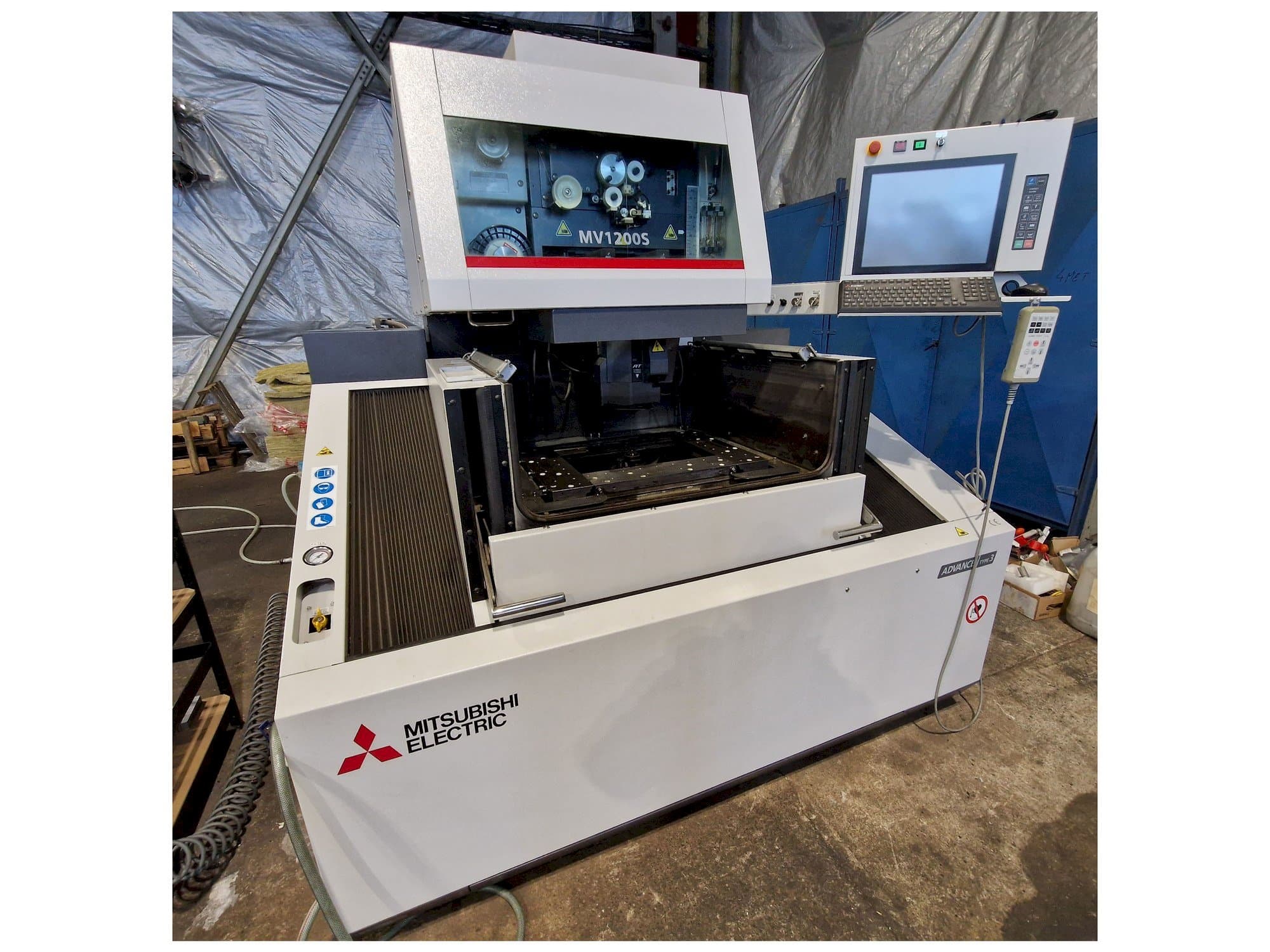 Masina Mitsubishi MV1200S eestvaade