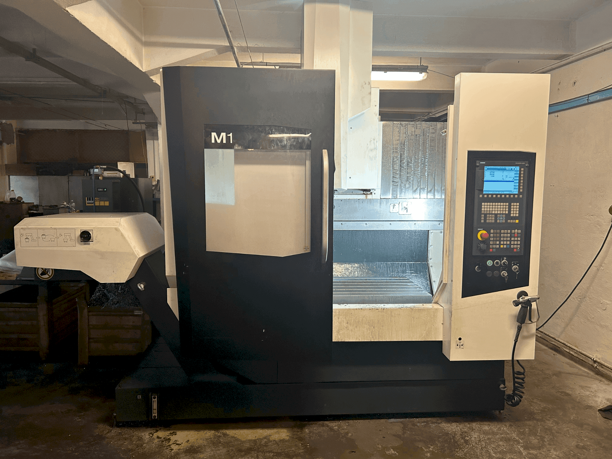 Masina DMG MORI M1 eestvaade