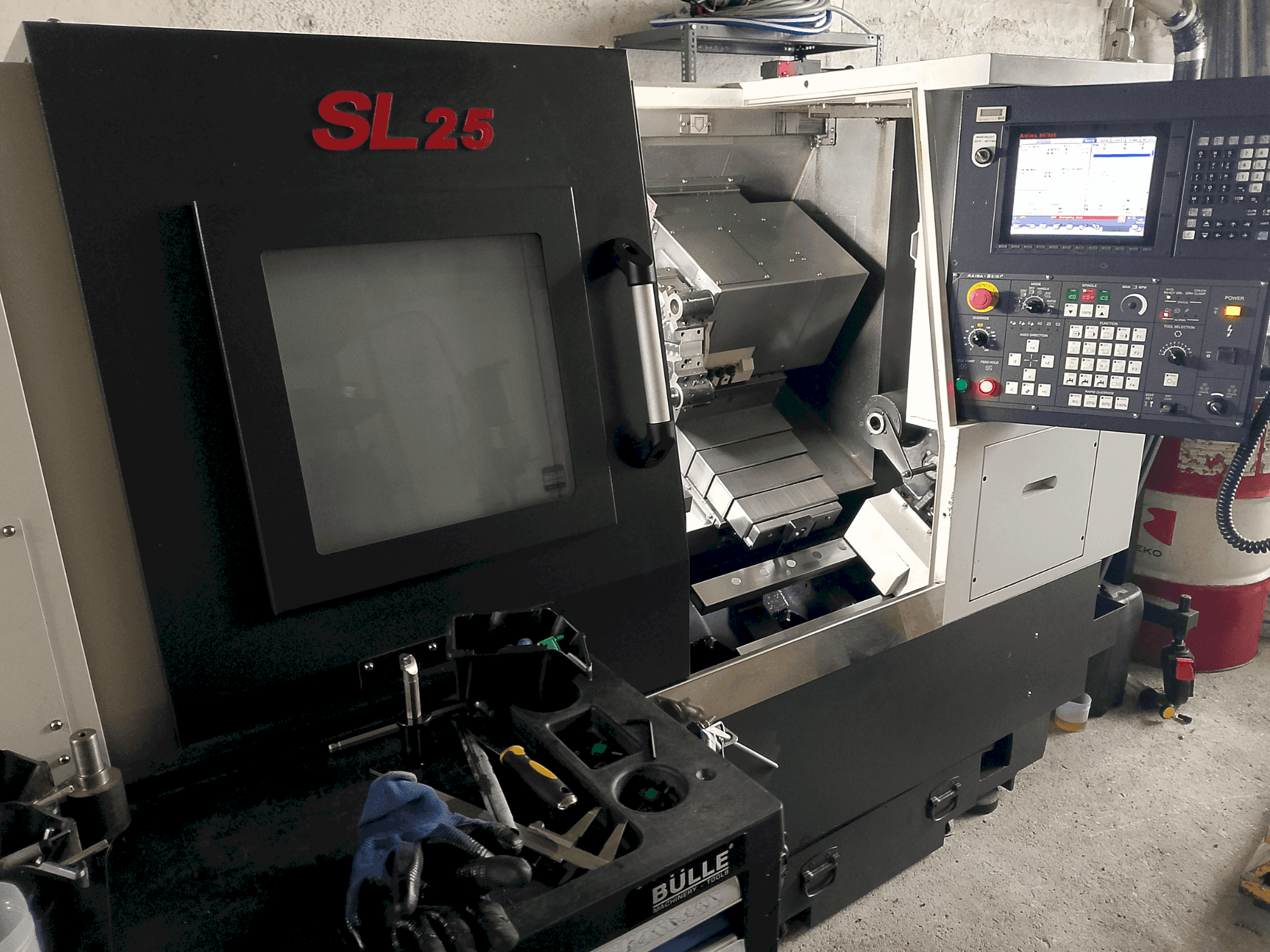 Masina Akira Seiki SL 25 eestvaade