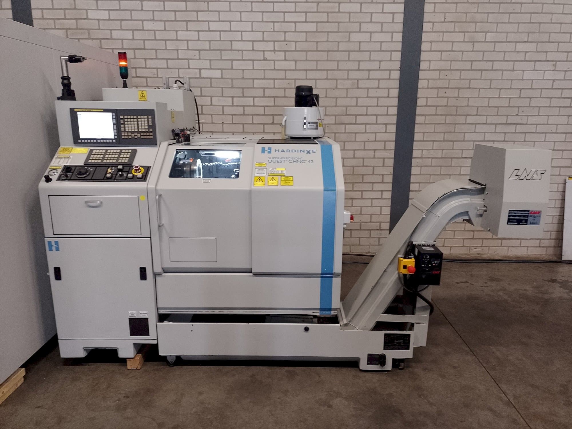 Masina HARDINGE Quest chnc 42 eestvaade