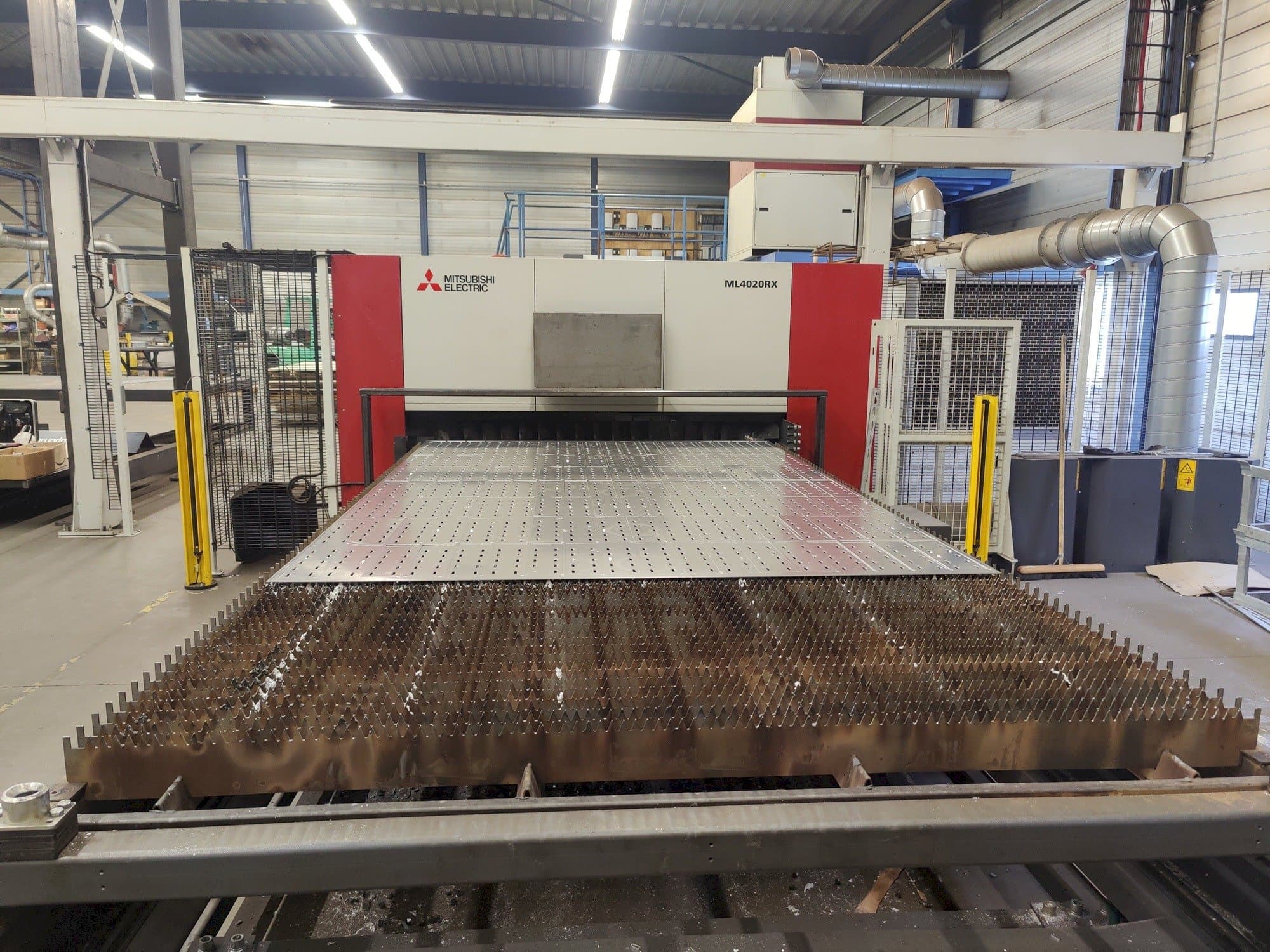 Masina Mitsubishi ML4020RX-F60 6,0kW CO2 eestvaade