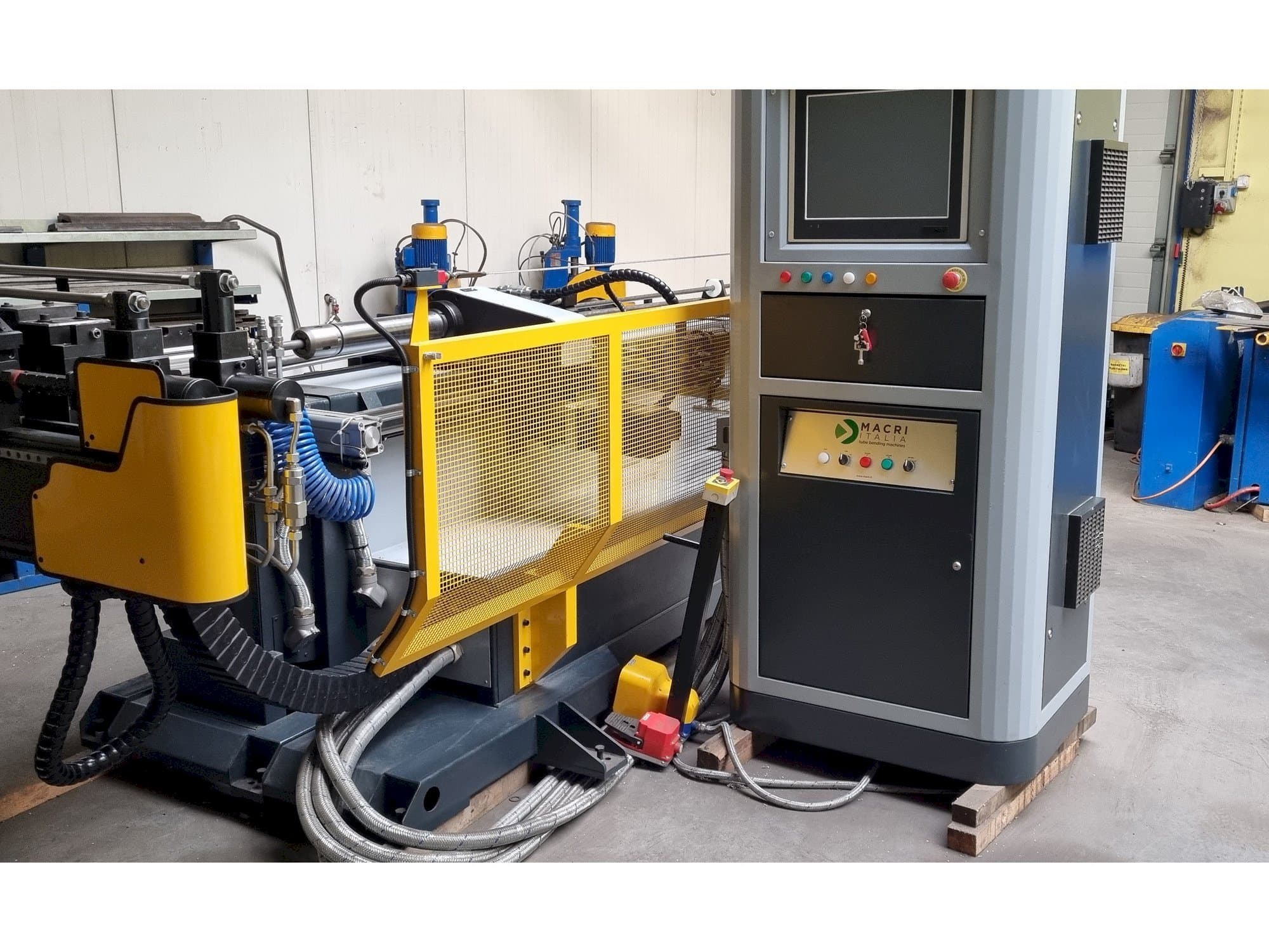 Masina MACRI ITALIA PROVAR 6-45 U-D eestvaade