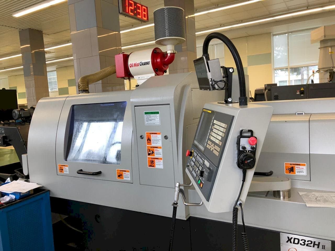 Masina Hanwha XD32H II eestvaade