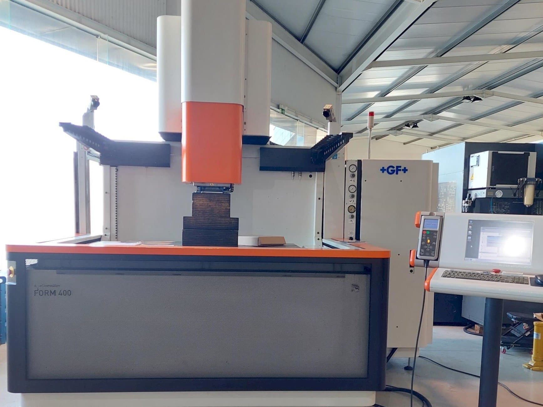 Masina AgieCharmilles FORM 400 eestvaade