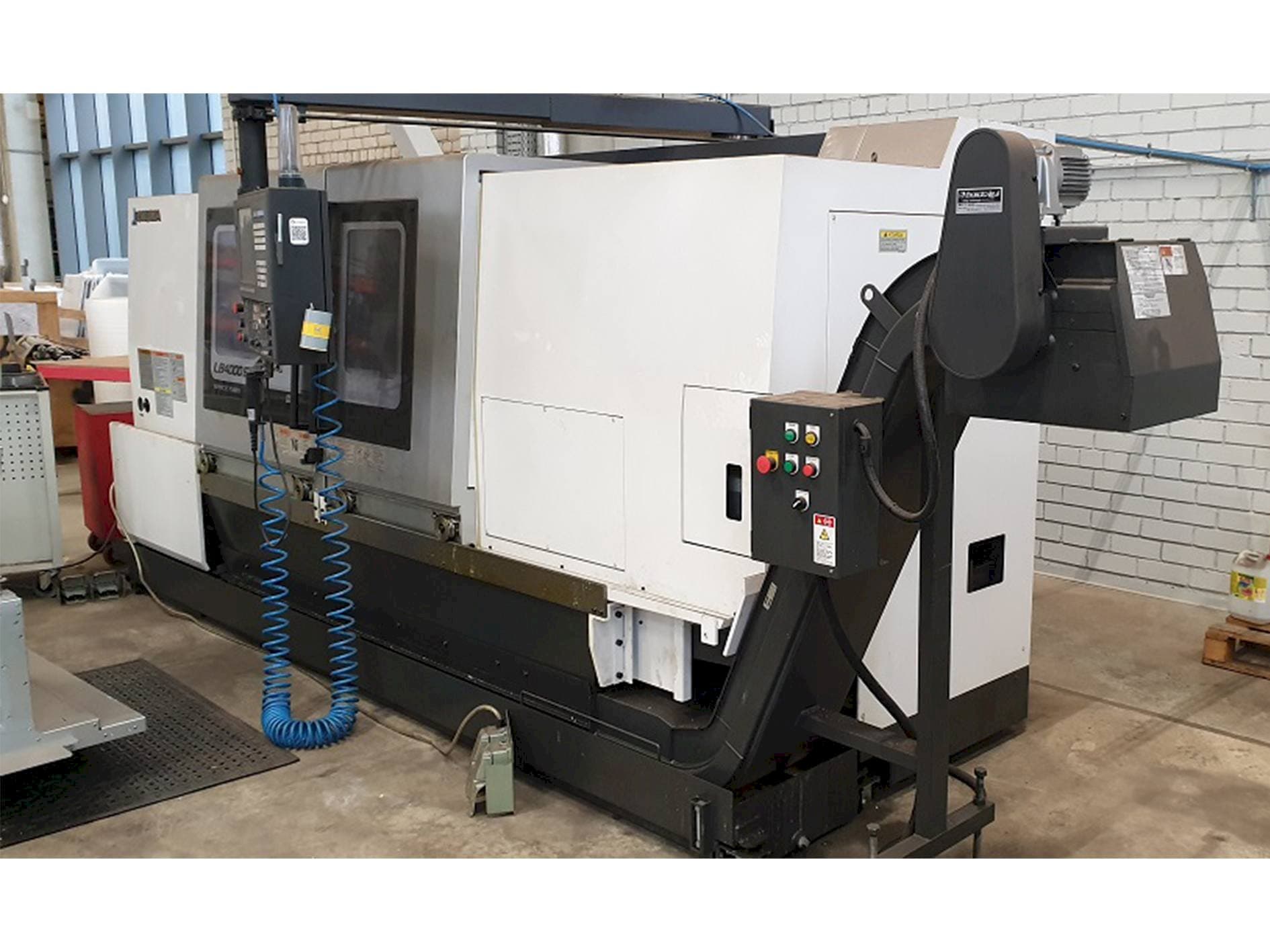 Masina Okuma LB4000EXII eestvaade