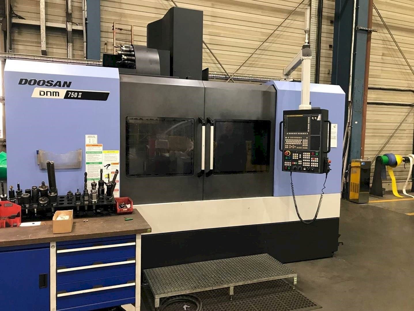 Masina Doosan DNM 750 II eestvaade