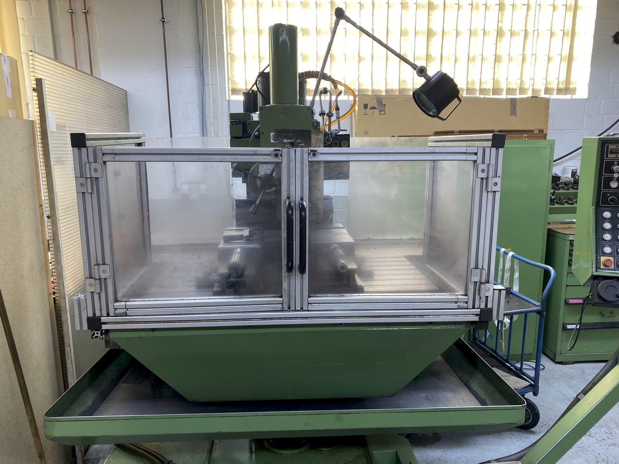 Masina HERMLE UWF 1000 eestvaade