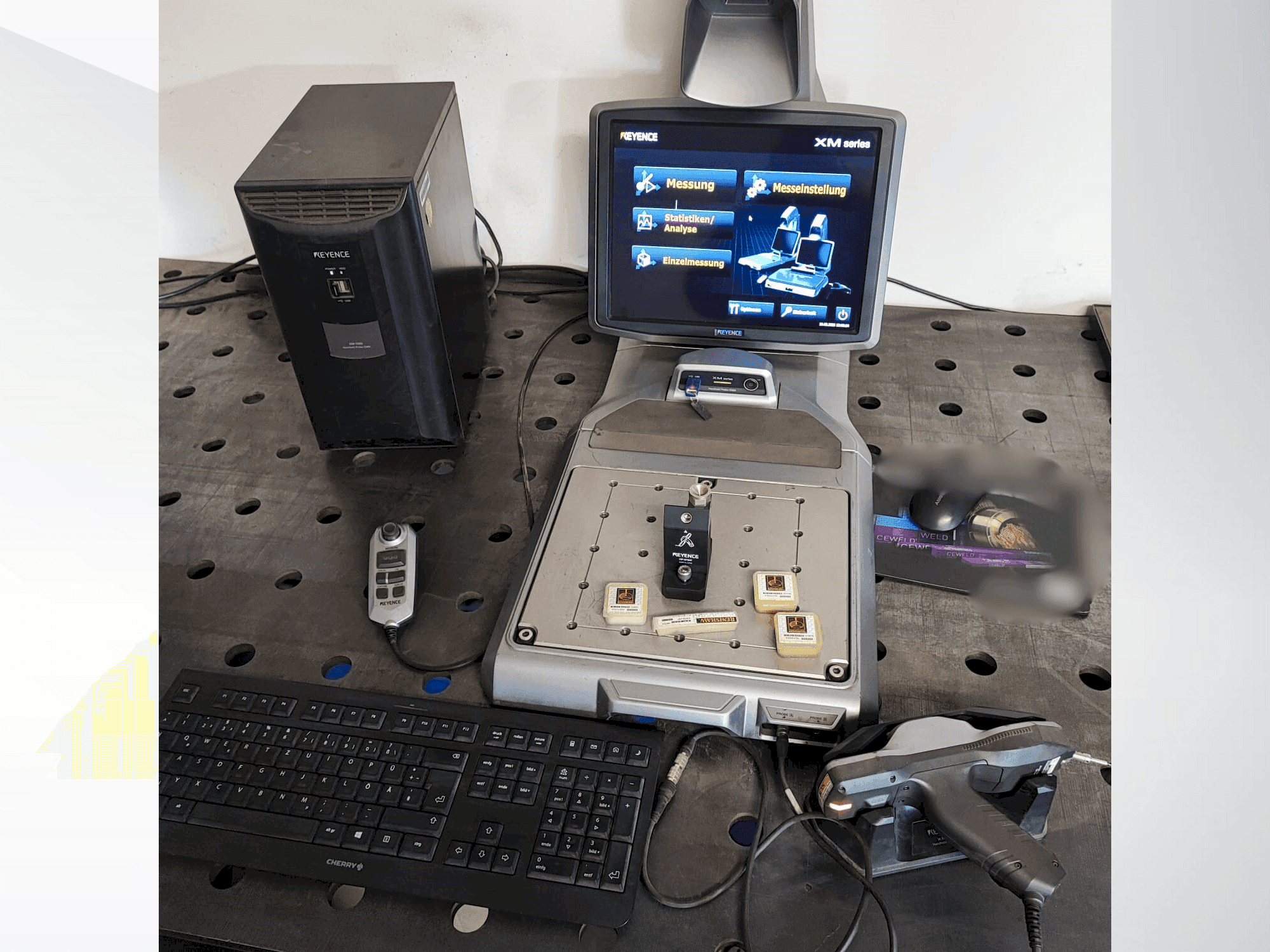 Masina KEYENCE XM-1000 eestvaade