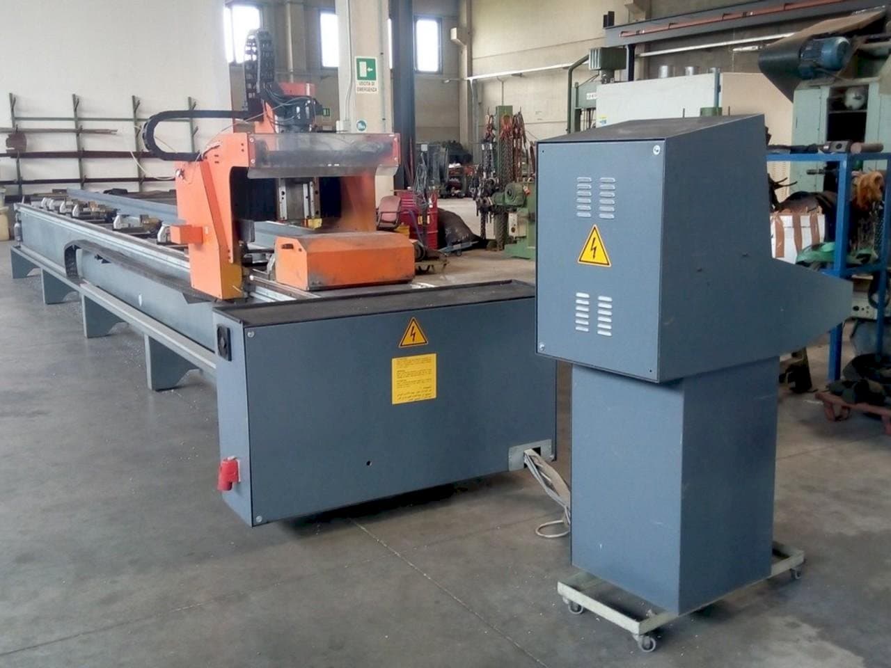 Masina Tekna UT 426/3 eestvaade