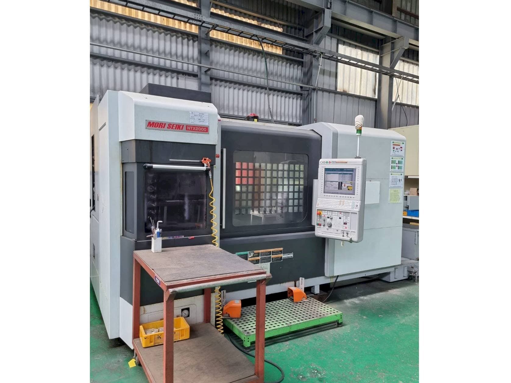 Masina DMG Mori Seiki NTX2000/1500S eestvaade