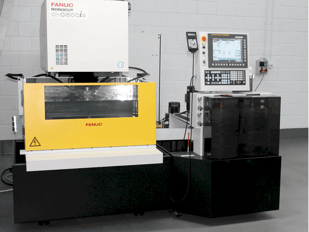 Masina FANUC RoboCut Alfa C600iA eestvaade