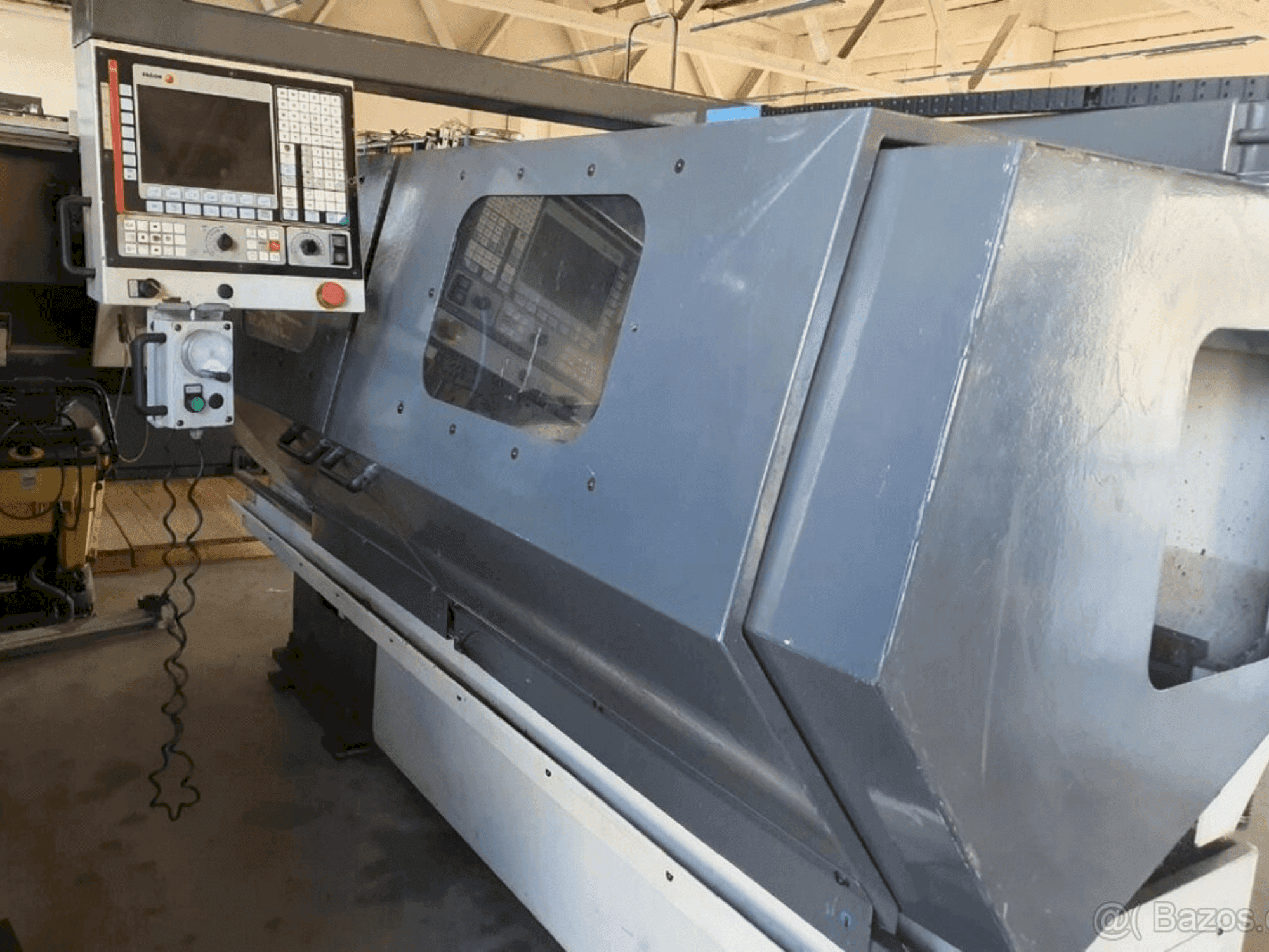 Masina Pinacho Taurus 260 (2000) eestvaade