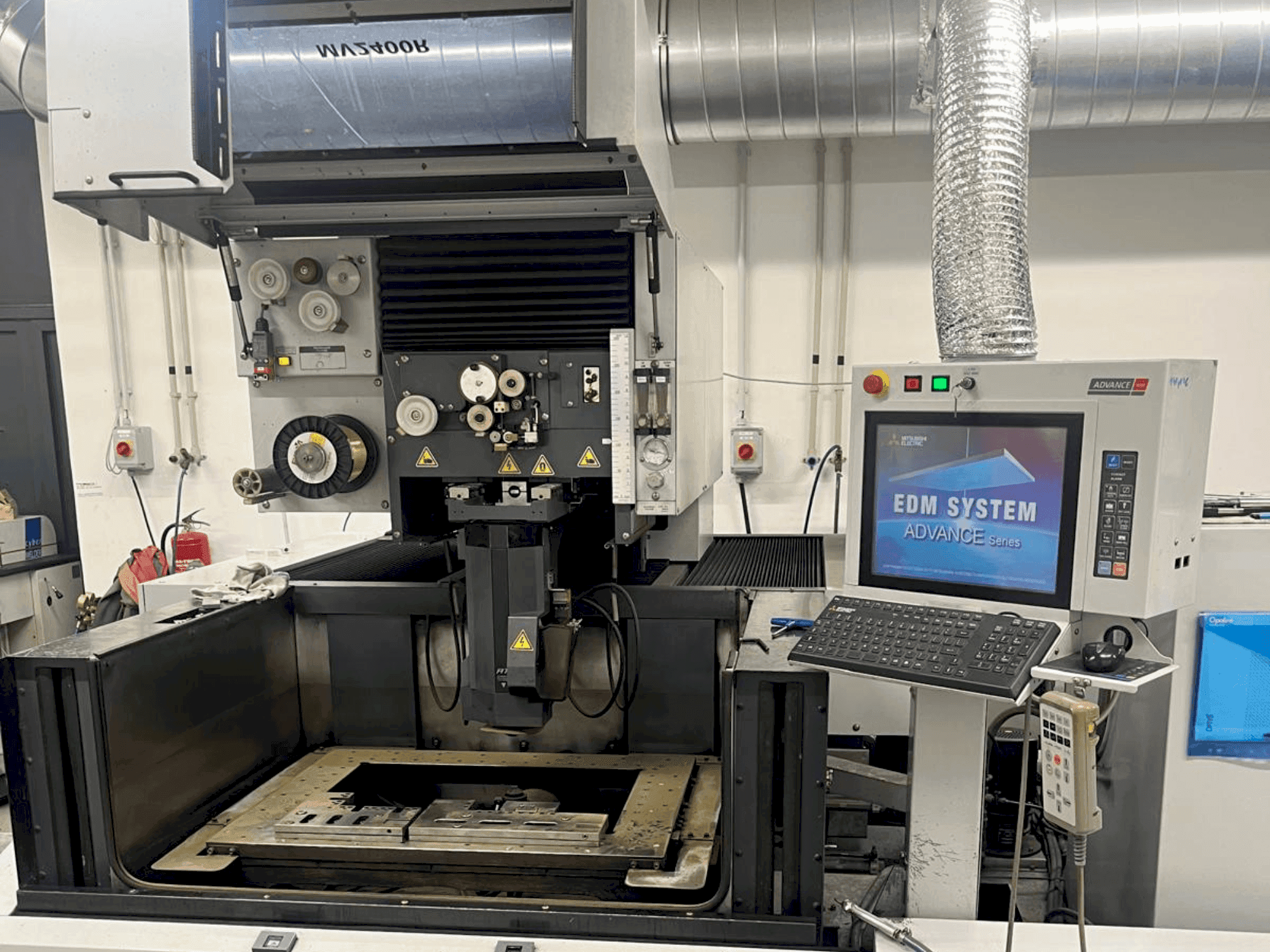 Masina Mitsubishi MV2400 R eestvaade