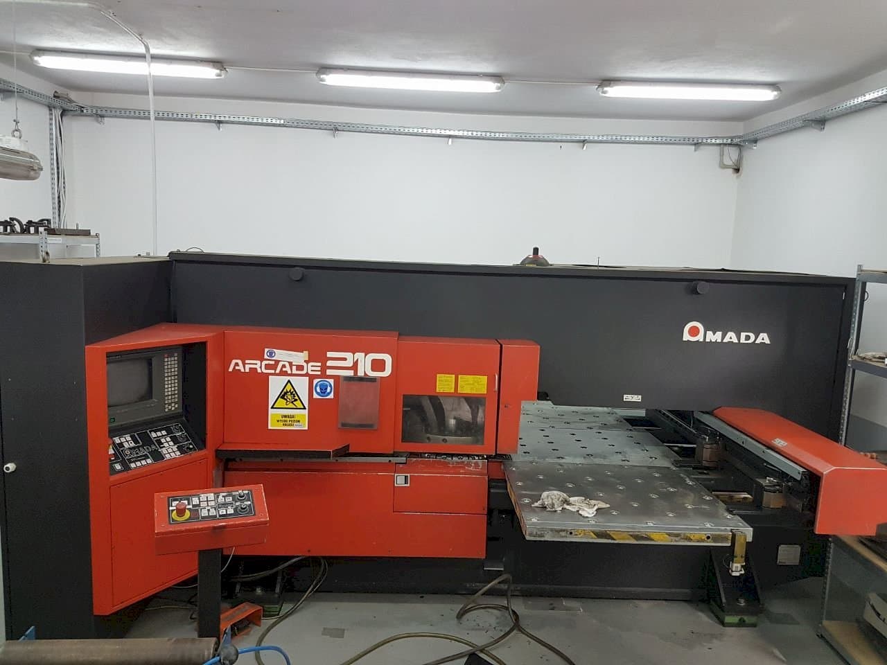 Masina AMADA ARCADE 210 eestvaade