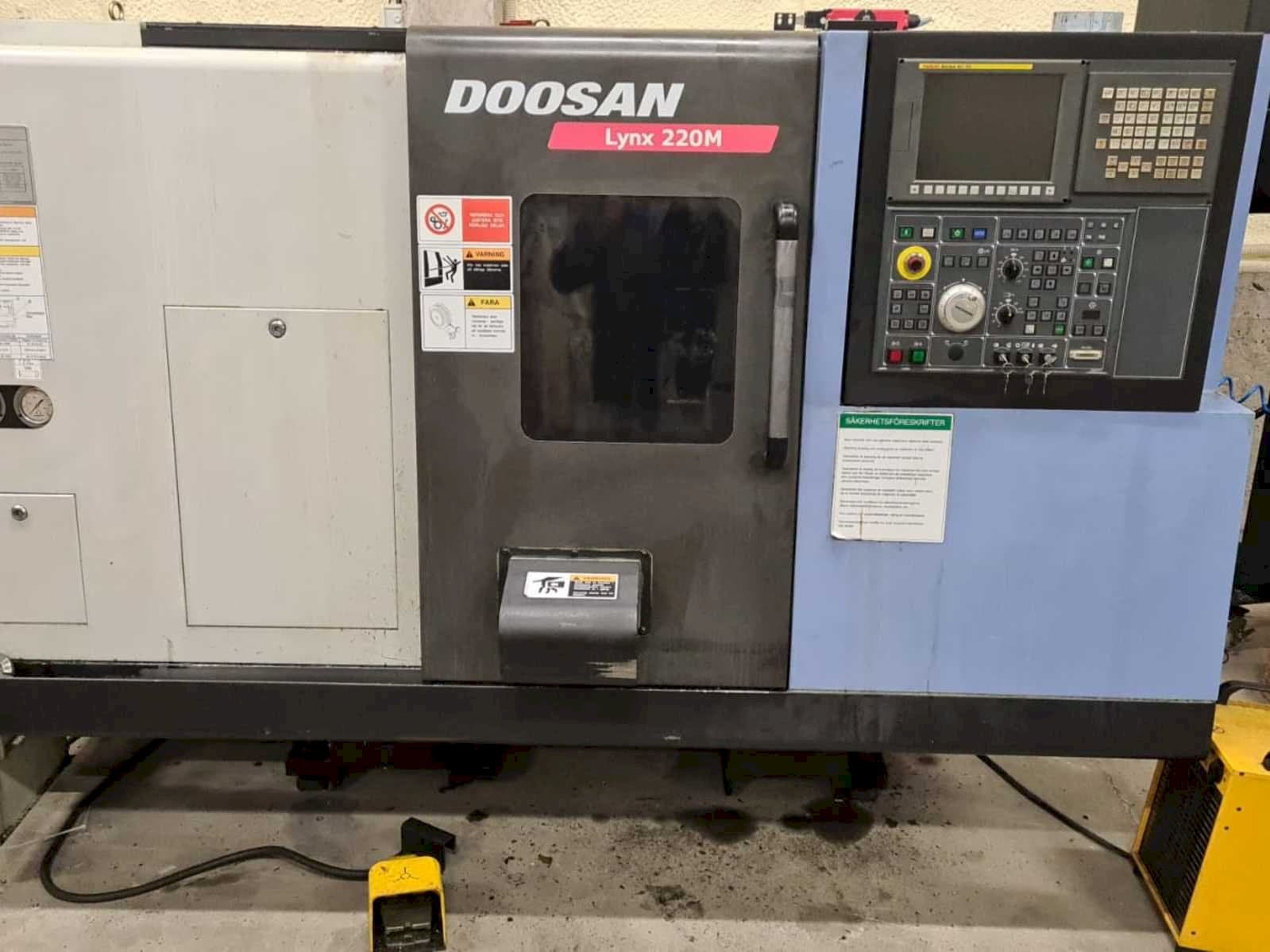 Masina Doosan Lynx 220MA + bar feeder LNS Express eestvaade