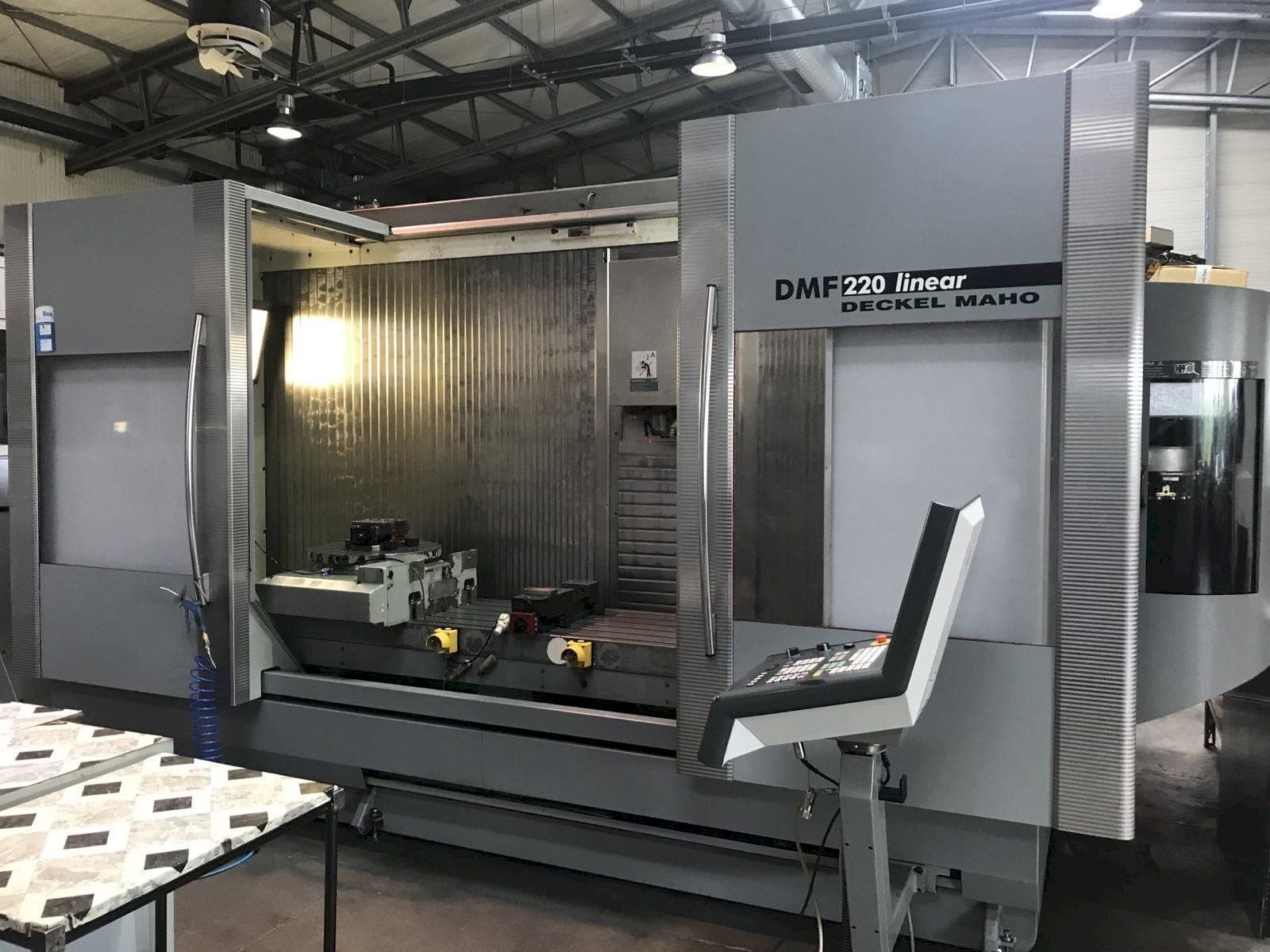 Masina DECKEL MAHO DMF 220 Linear eestvaade