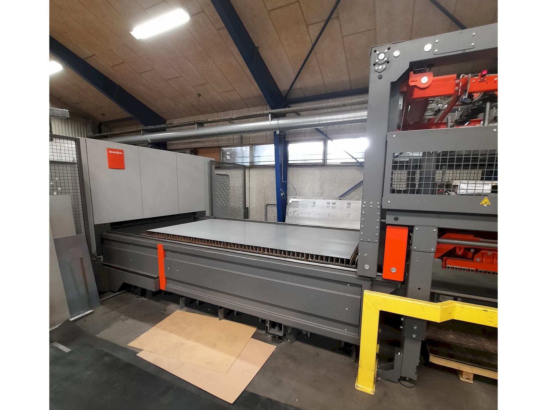 Masina Bystronic Bystar Fiber 3015 6KW + ByTrans Extended eestvaade