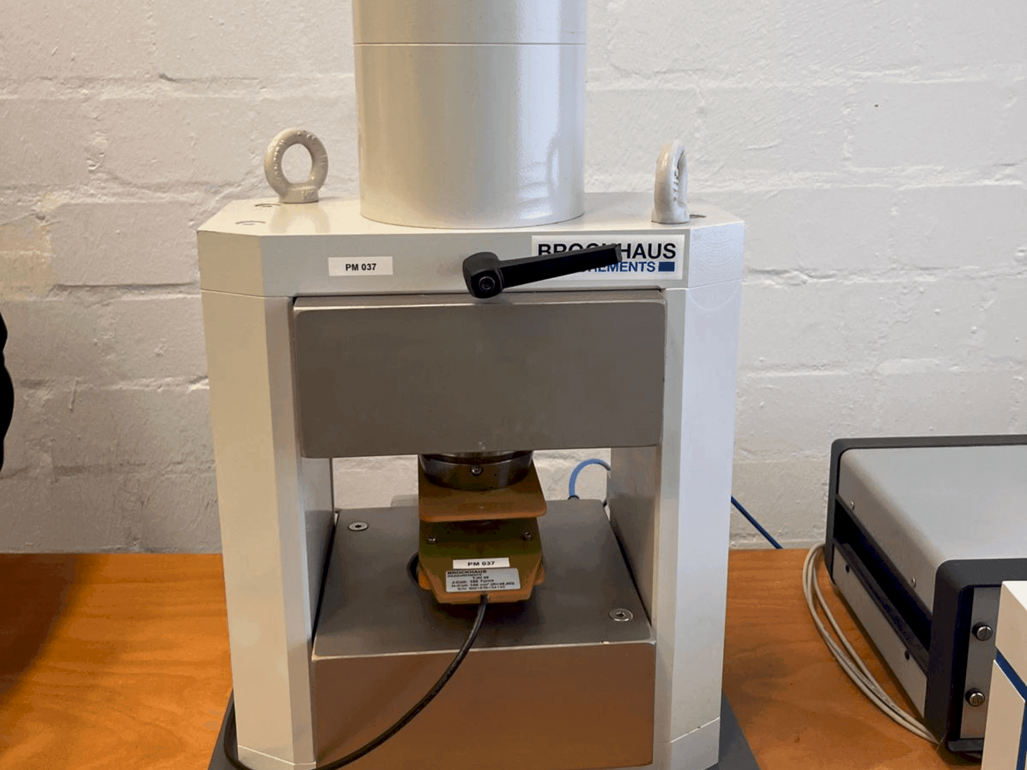 Masina BROCKHAUS HG200 D eestvaade