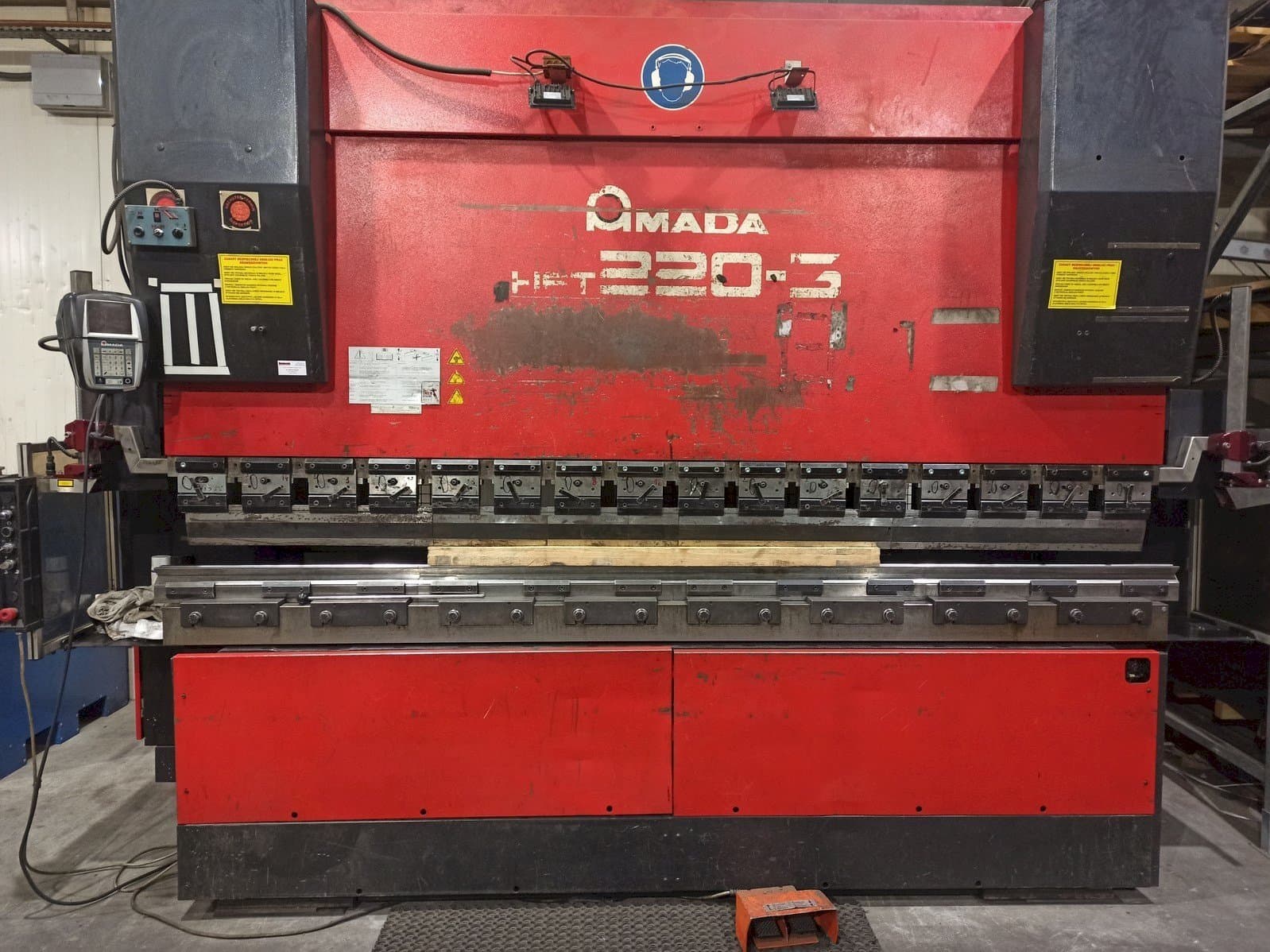 Masina AMADA HFT 220-3 eestvaade
