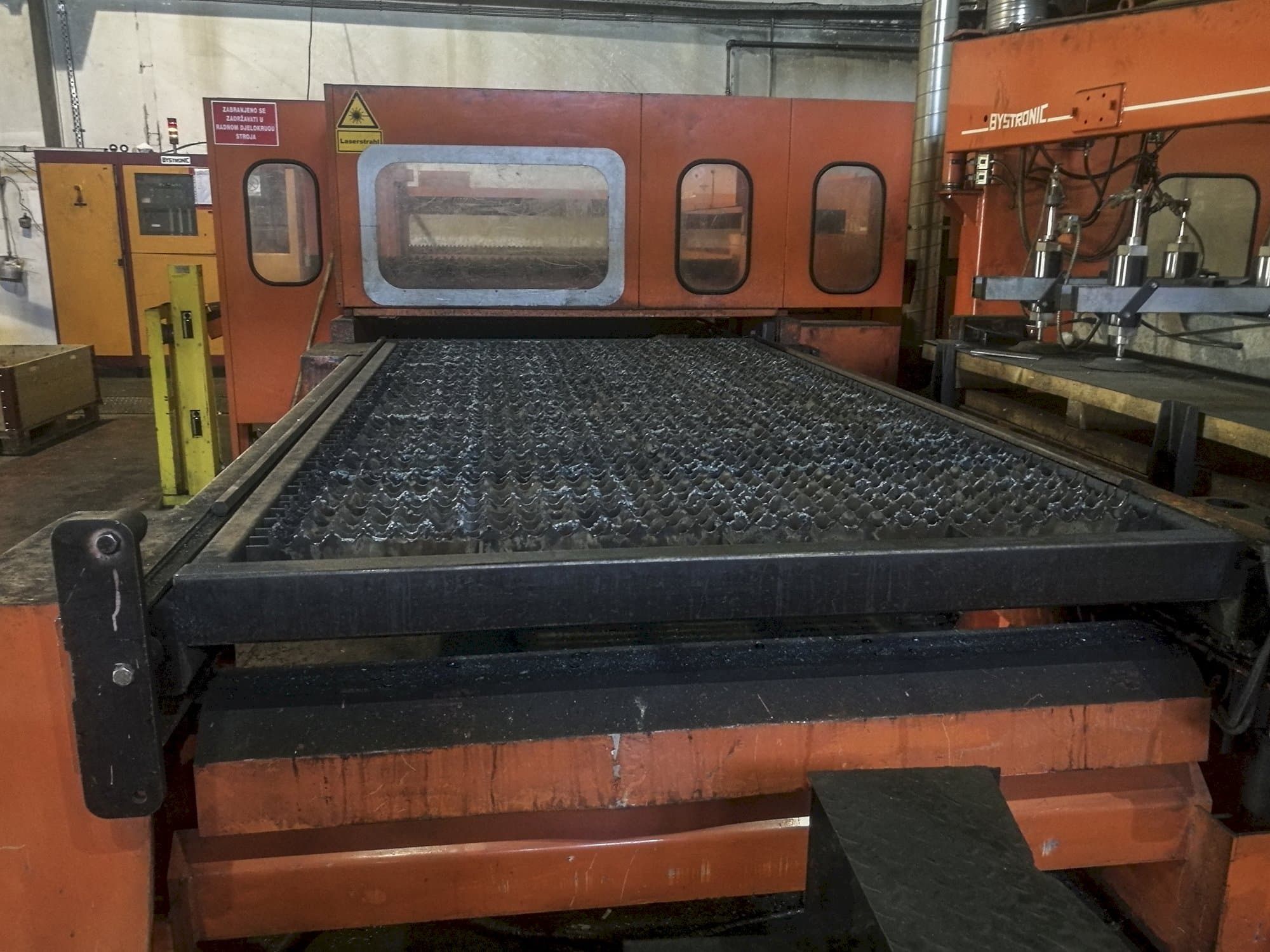 Masina Bystronic Bystar 3015   eestvaade