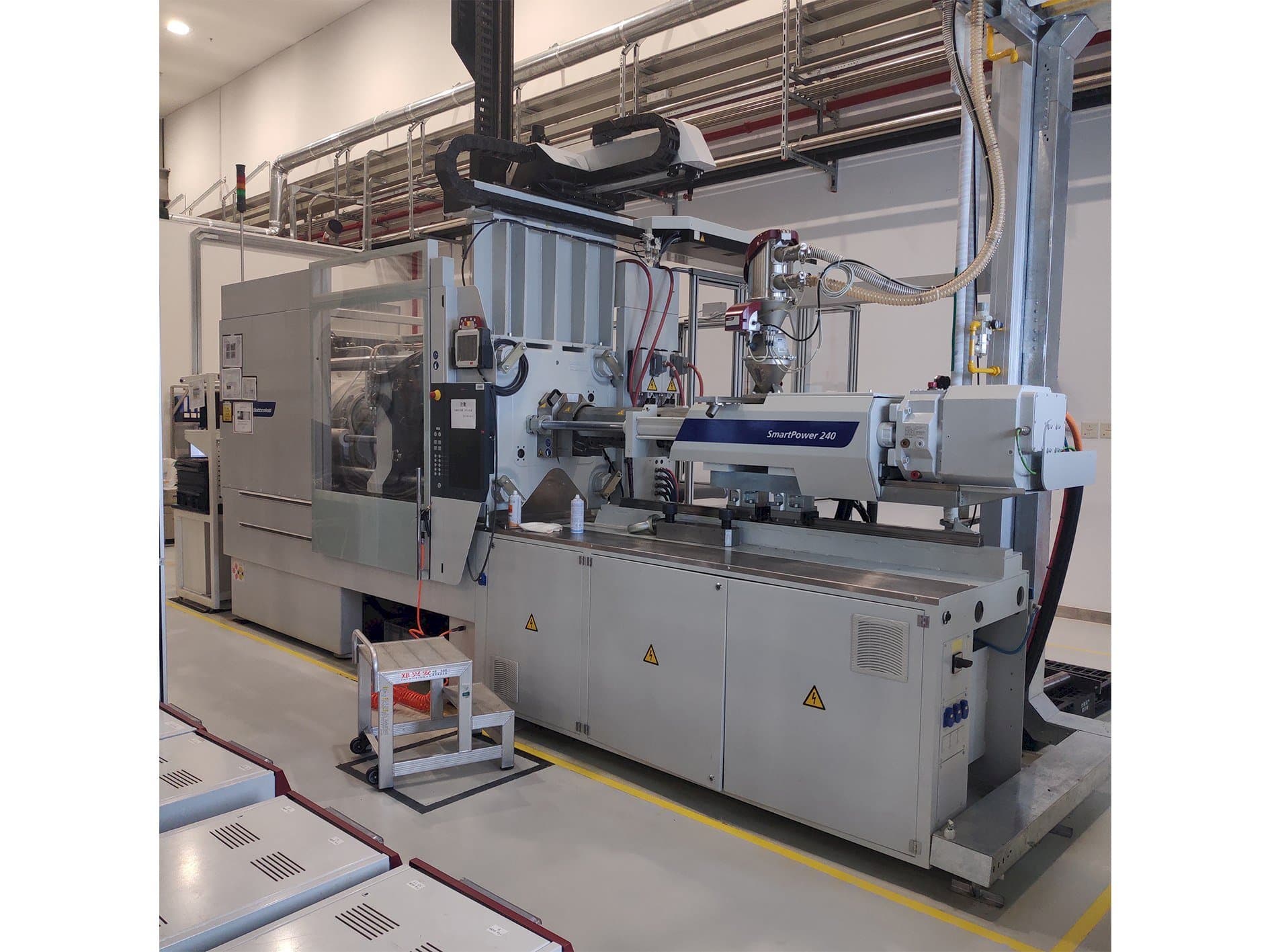 Masina Battenfeld SmartPower 240-1000 eestvaade