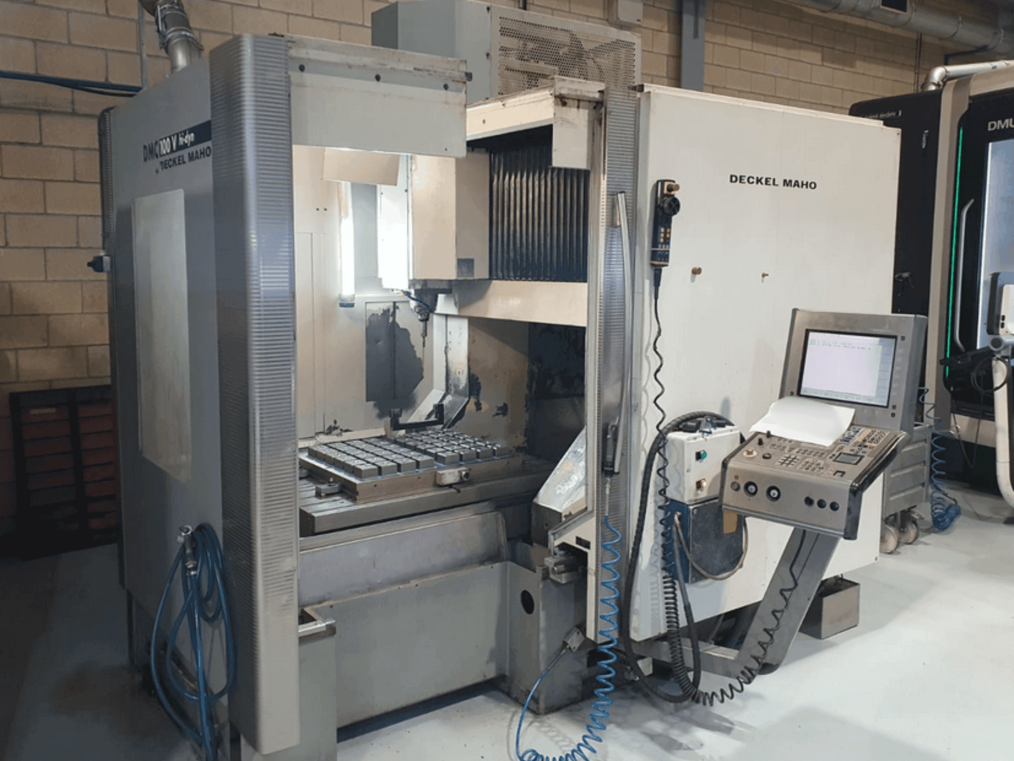 Masina DECKEL MAHO DMC 100V hi-dyn eestvaade