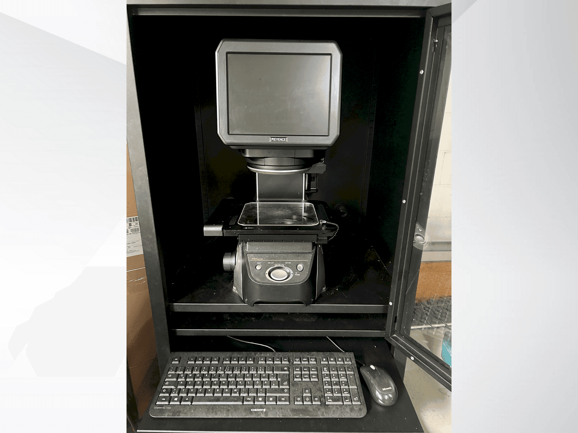 Masina KEYENCE IM 7020 eestvaade