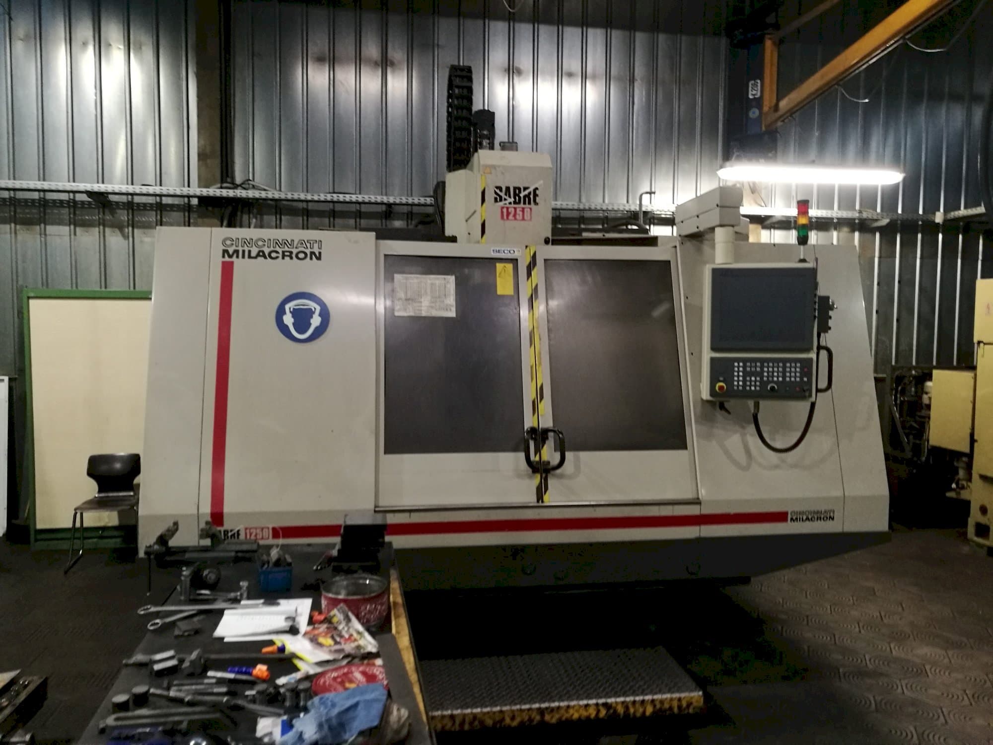 Masina Cincinnati Milacron Sabre 1250 eestvaade