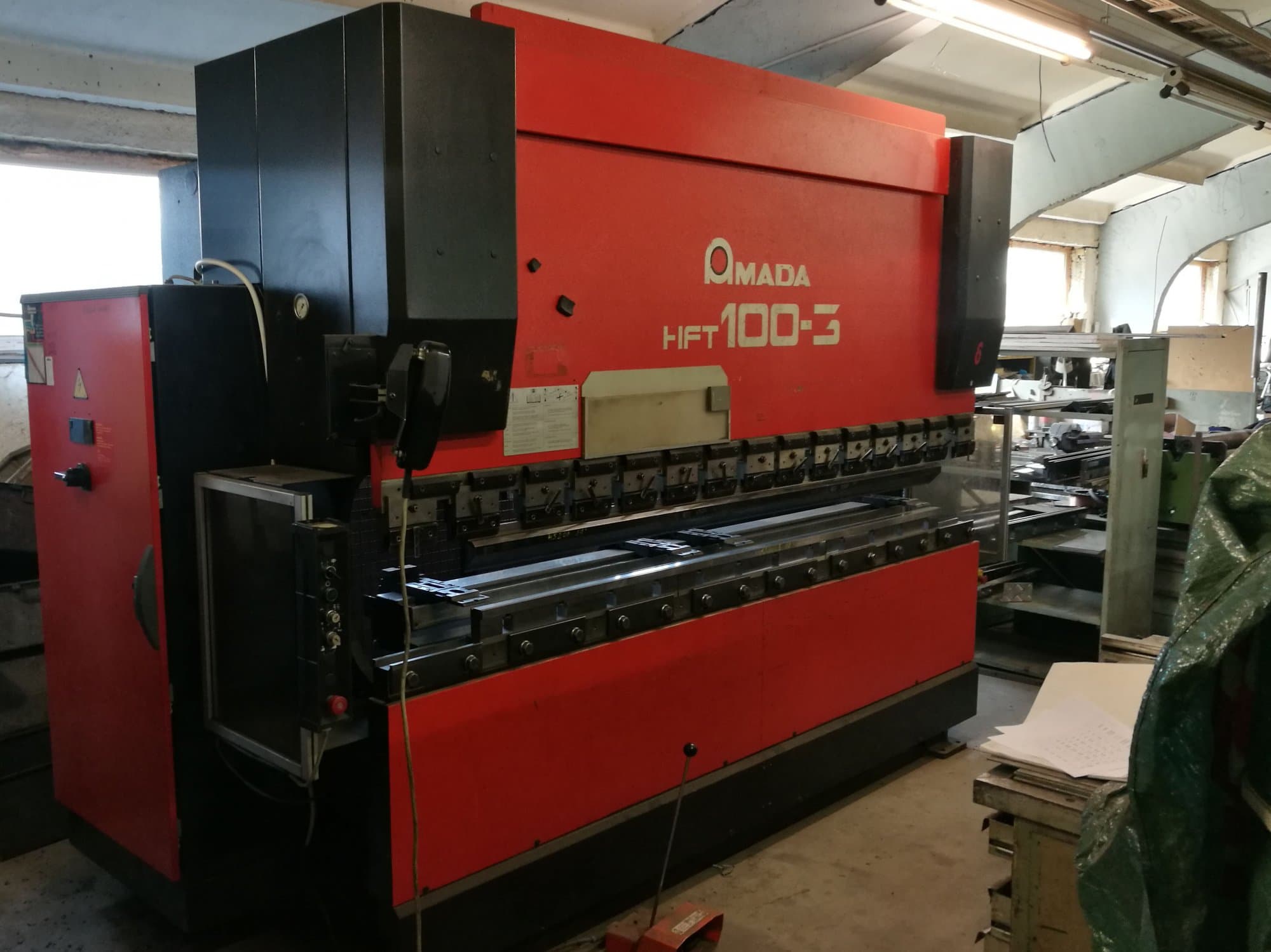 Masinavaade AMADA HFT 100-3 vasakult