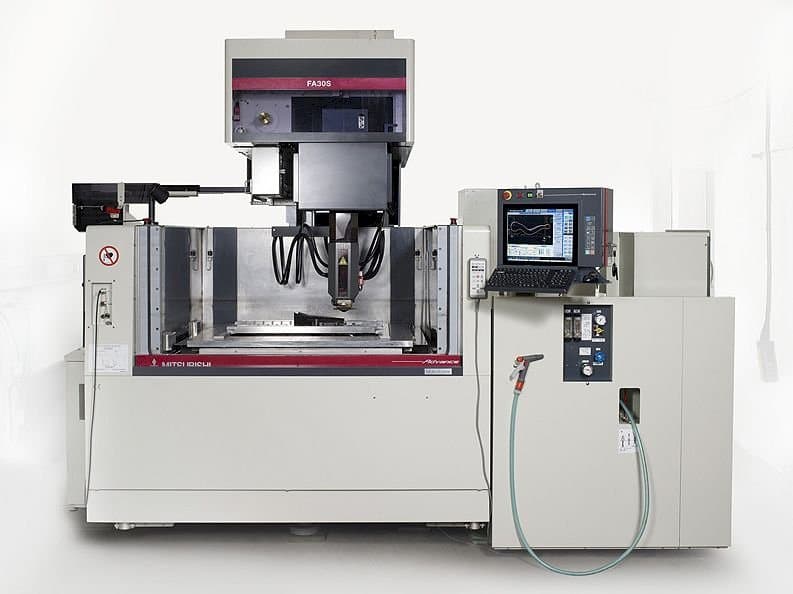 Masina Mitsubishi FA 30S Advance eestvaade