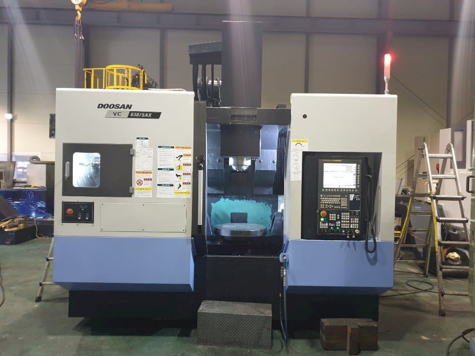 Masina Doosan VC630/5AX eestvaade