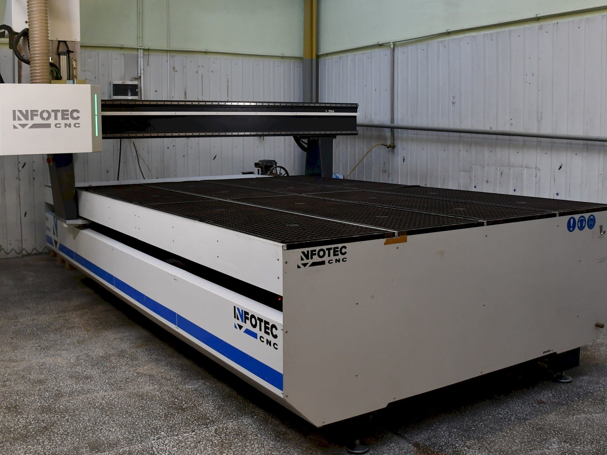 Masina INFOTEC 3121 E eestvaade