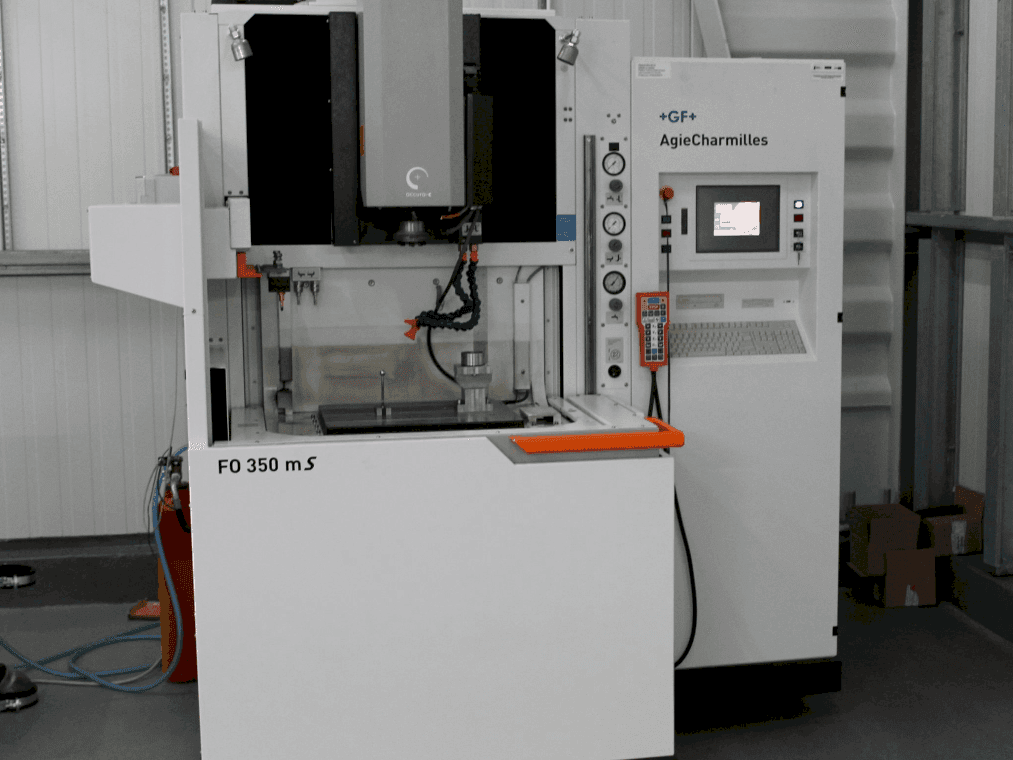 Masina AgieCharmilles FO350MS eestvaade