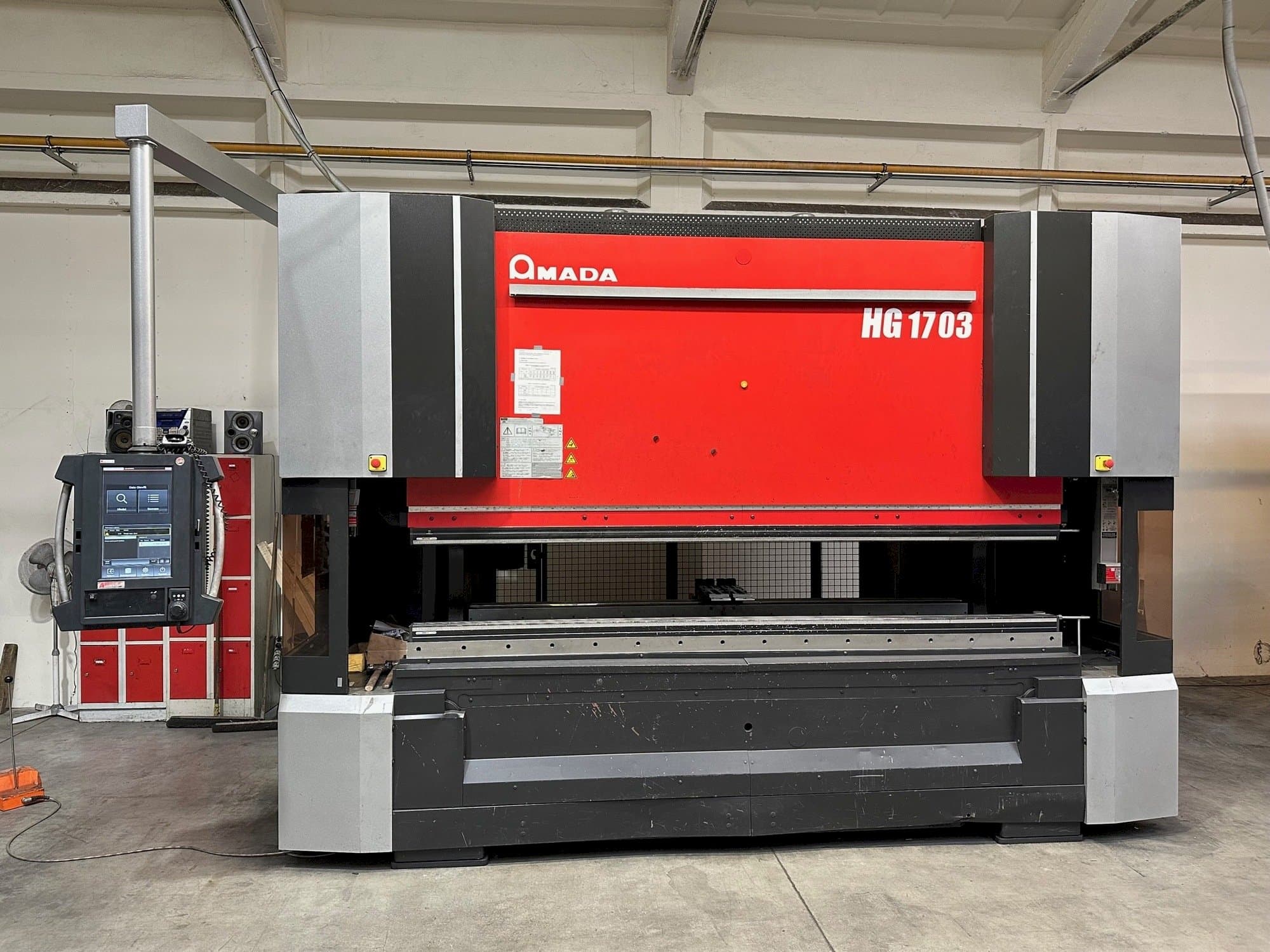 Masina AMADA HG-1703 eestvaade