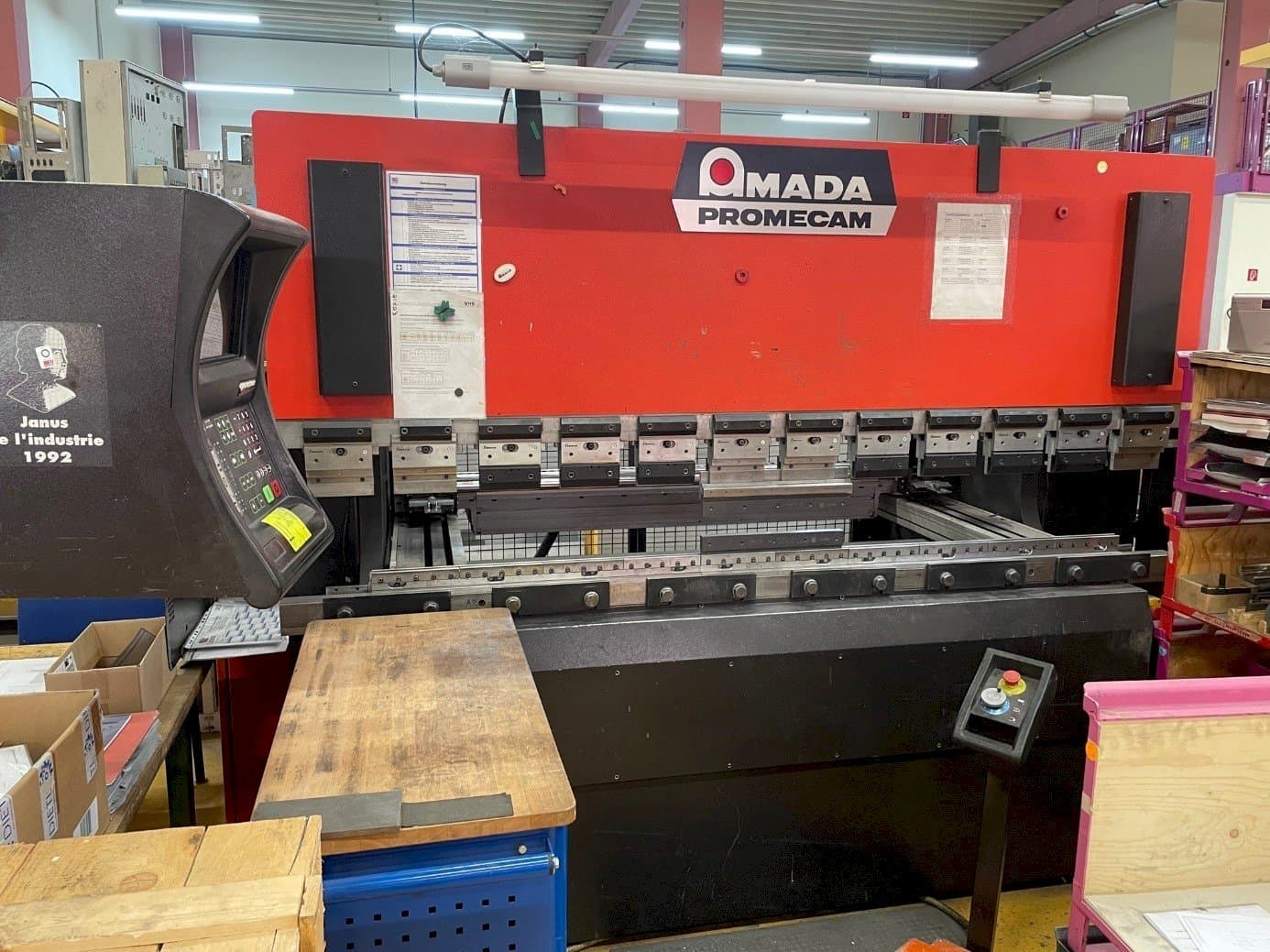 Masina AMADA APX 80-25 eestvaade