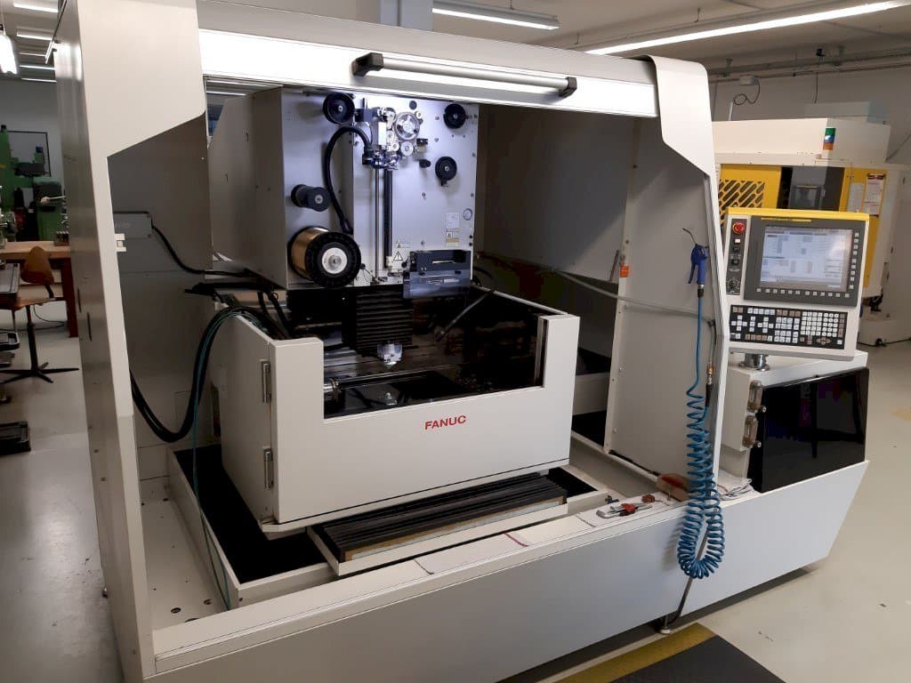 Masina FANUC Robocut Alpha-1iD eestvaade