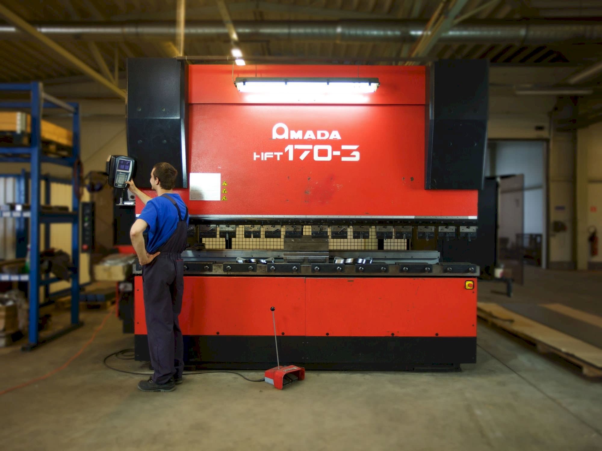 Masina AMADA HFT 170-3 eestvaade