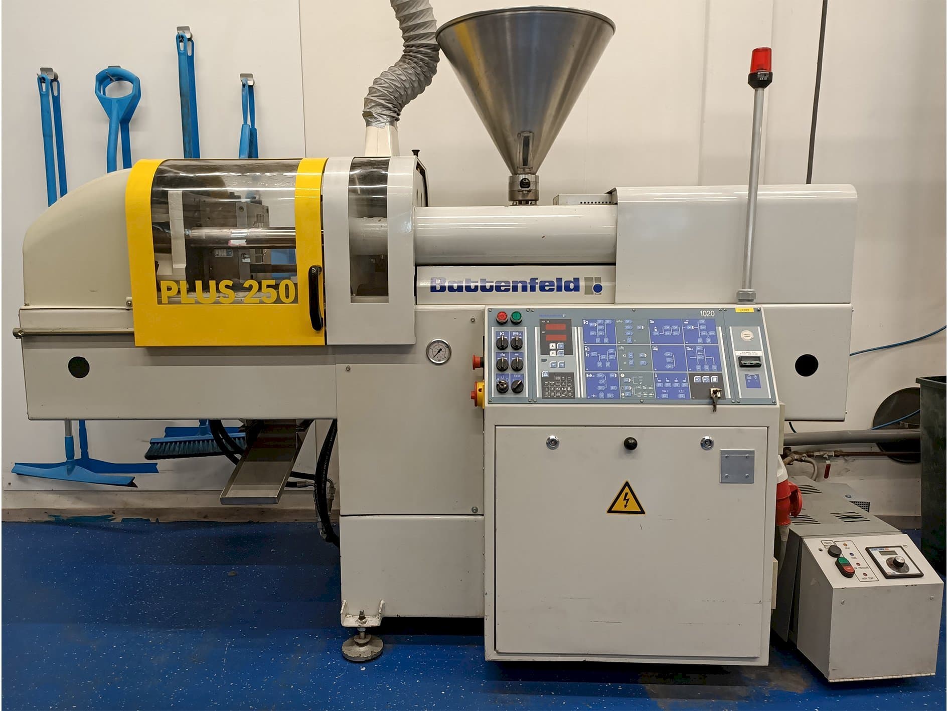 Masina Battenfeld PLUS 250/50 eestvaade