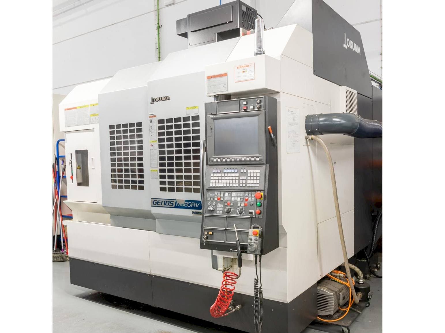 Masina Okuma Genos M560R-V eestvaade