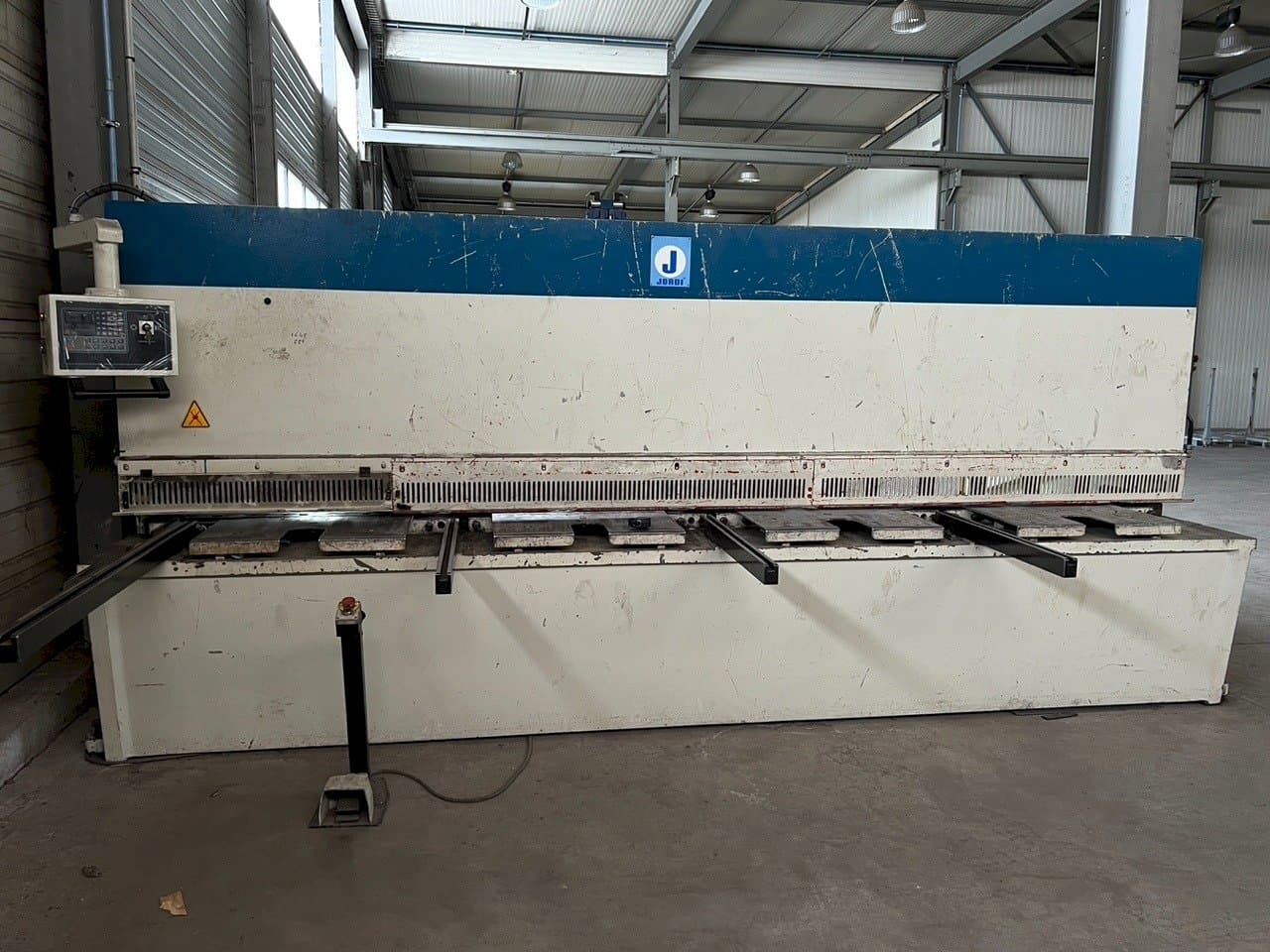 Masina JORDI CH 413 eestvaade