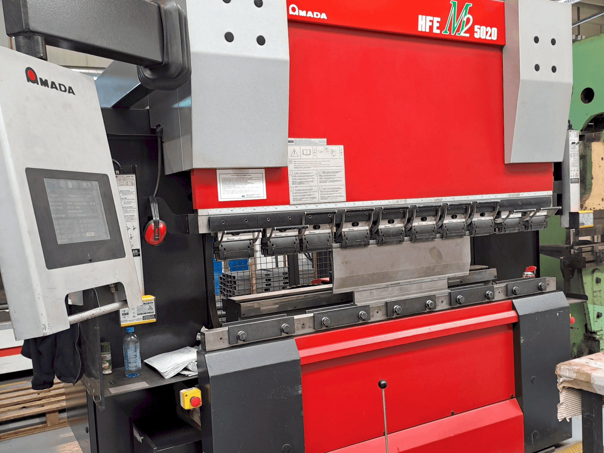 Masina AMADA HFE M2 5020 eestvaade