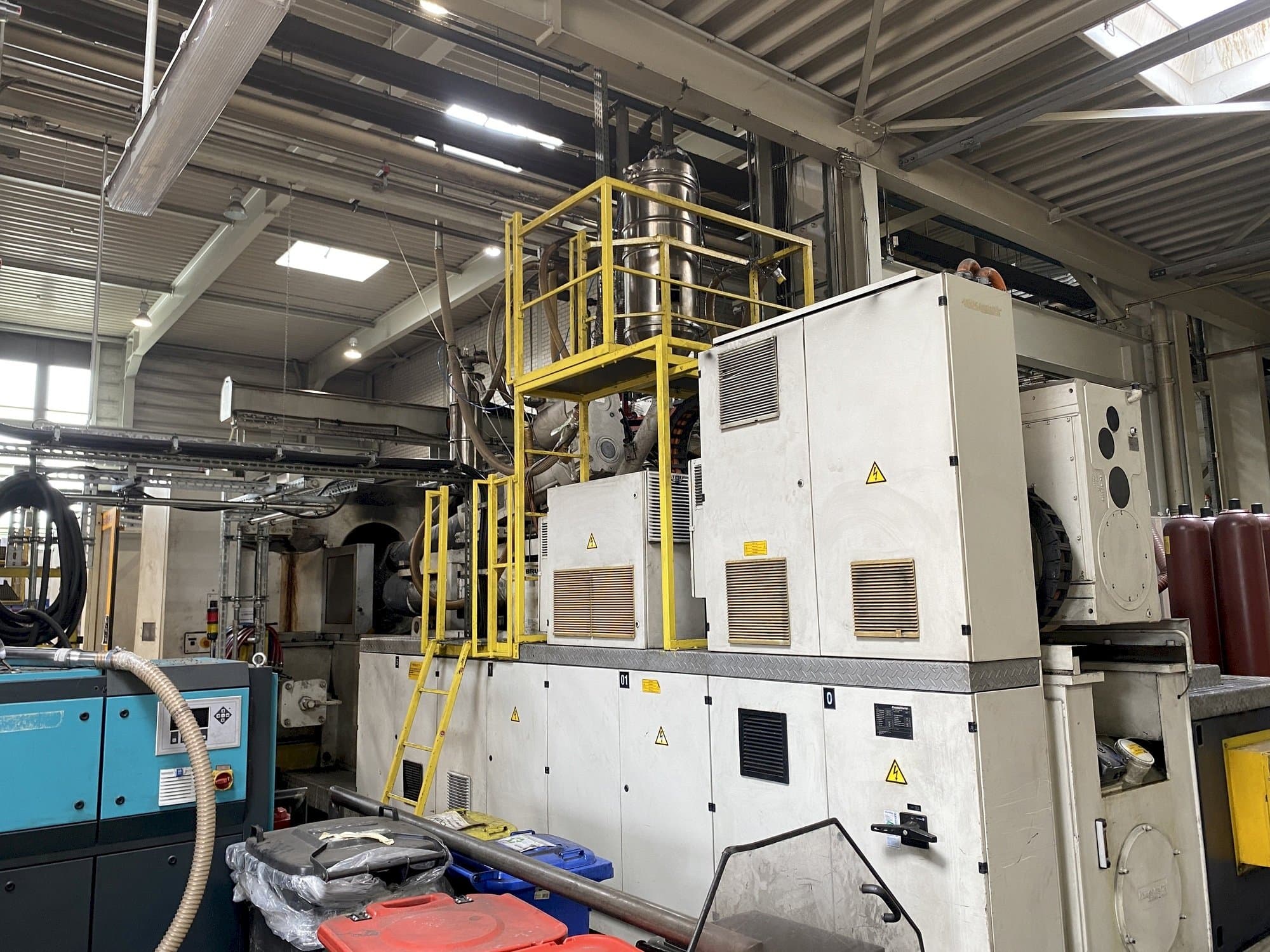 Masina Krauss Maffei 1600-12000-1400 MZ eestvaade