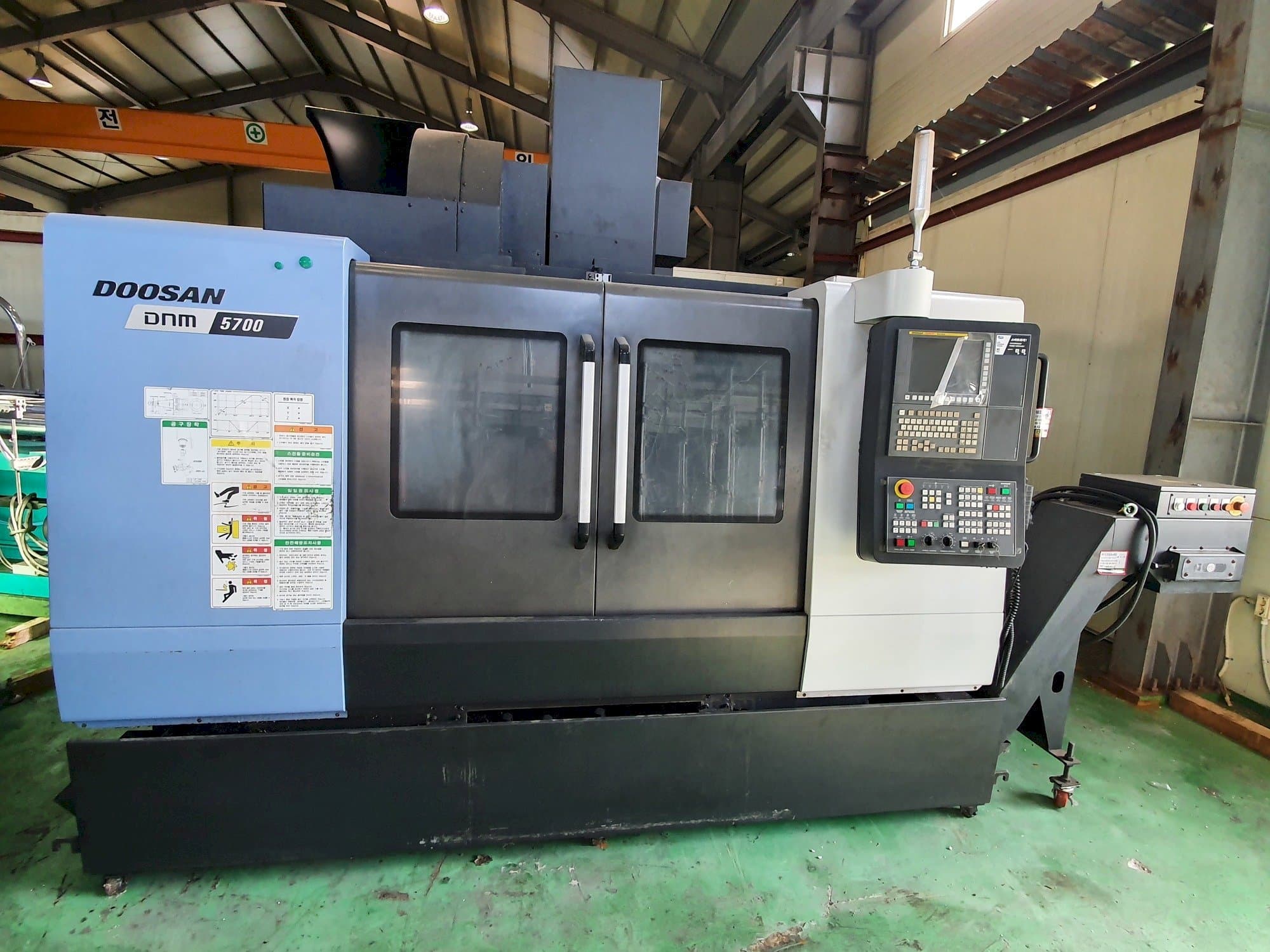 Masina Doosan DNM5700 eestvaade