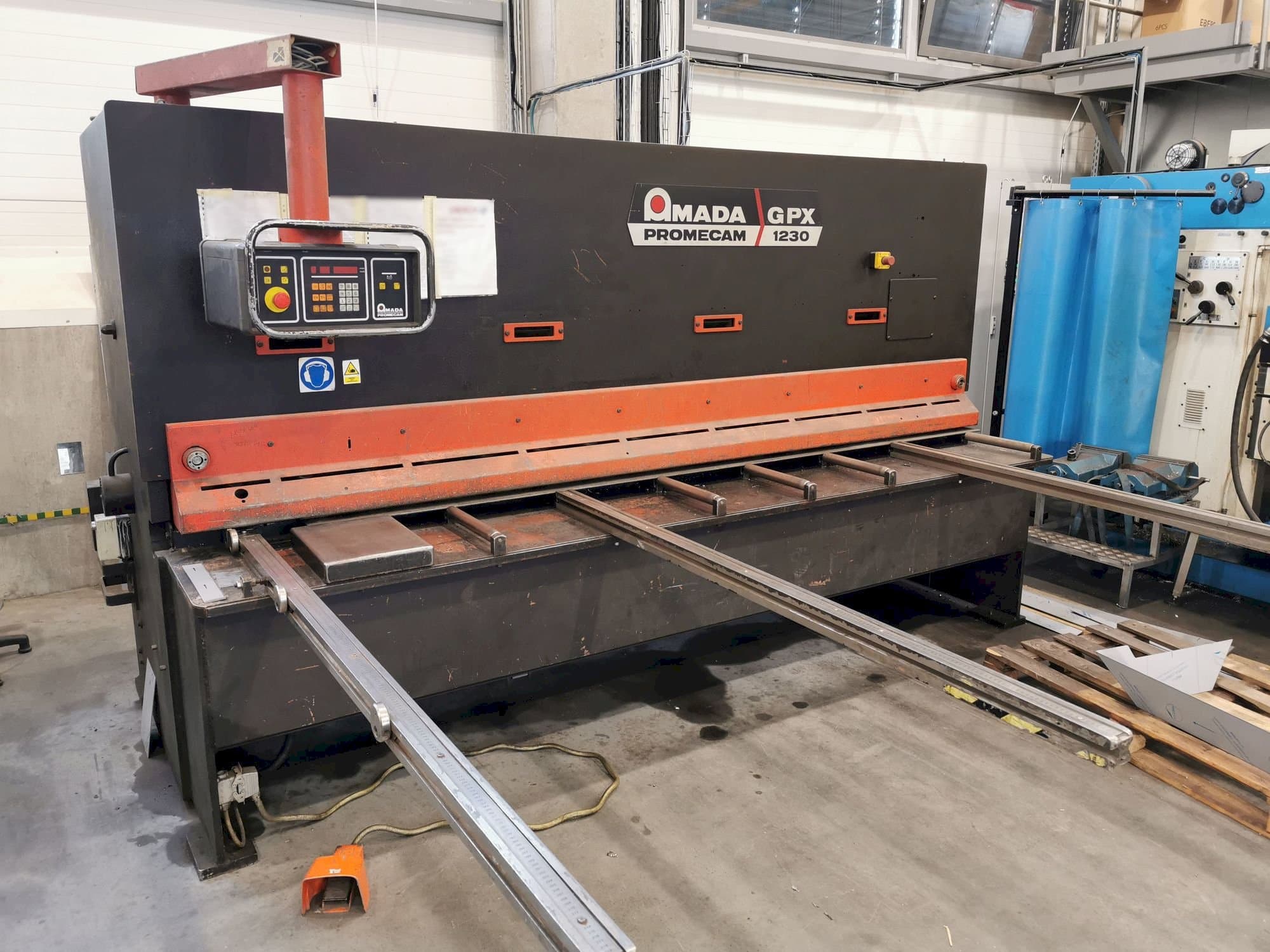 Masina AMADA GPX 1230 eestvaade